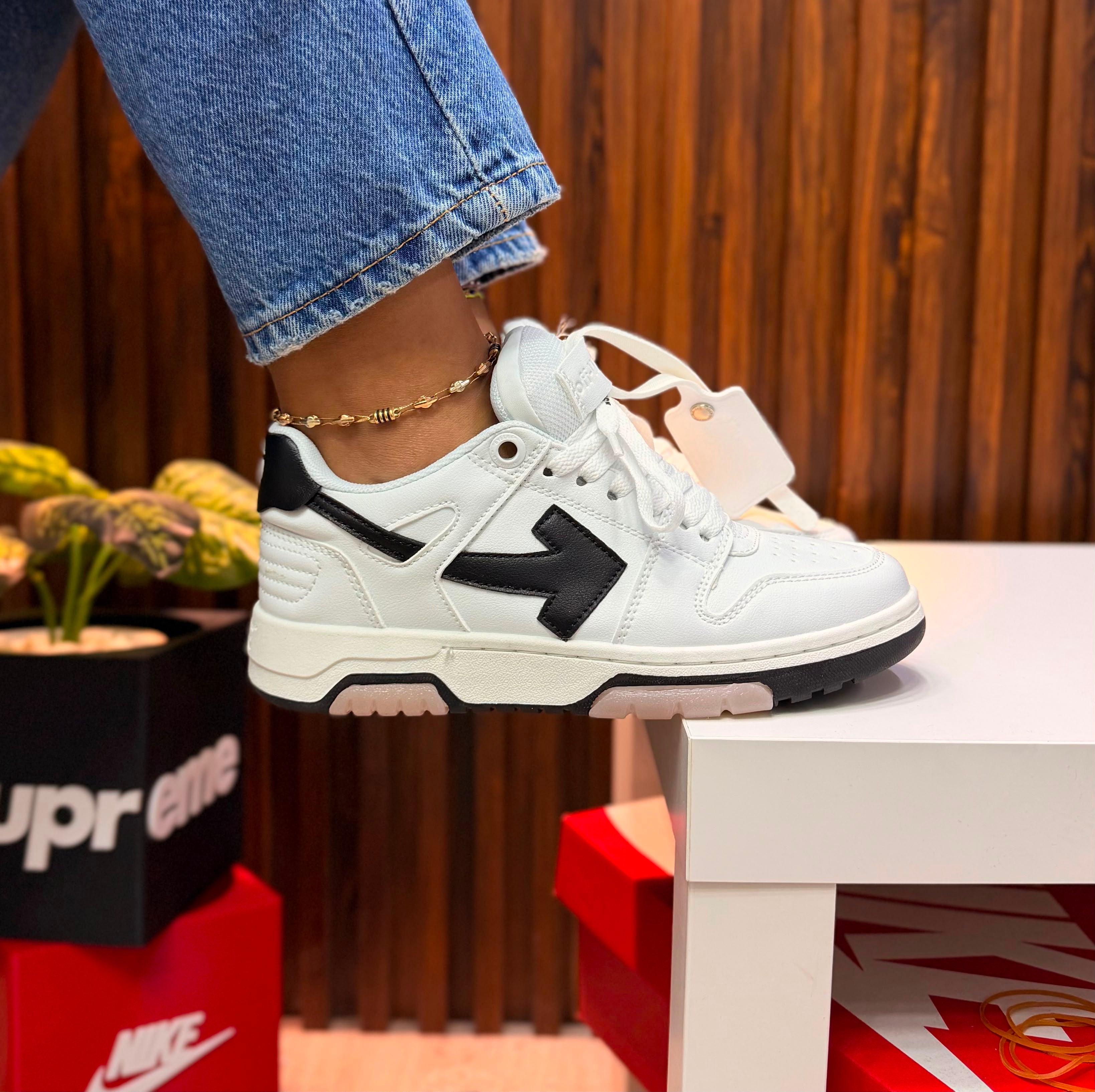 OFF WHITE